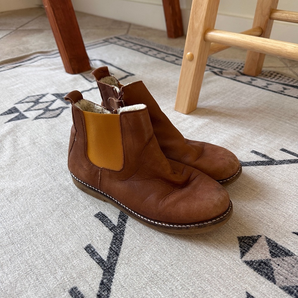 Fin & Vince boys Sherpa & Leather boots size 34/ US3 big kid Samle 1 of 1.